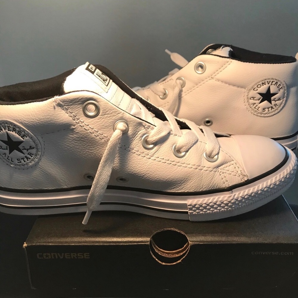 ✂️SALE✂️Leather Converse🎉(Worn Once)